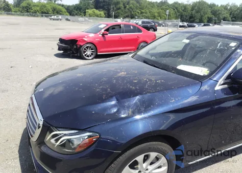 2019 Mercedes-Benz E 300 4Matic z USA, uszkodzony, nr VIN WDDZF4KB9KA630680